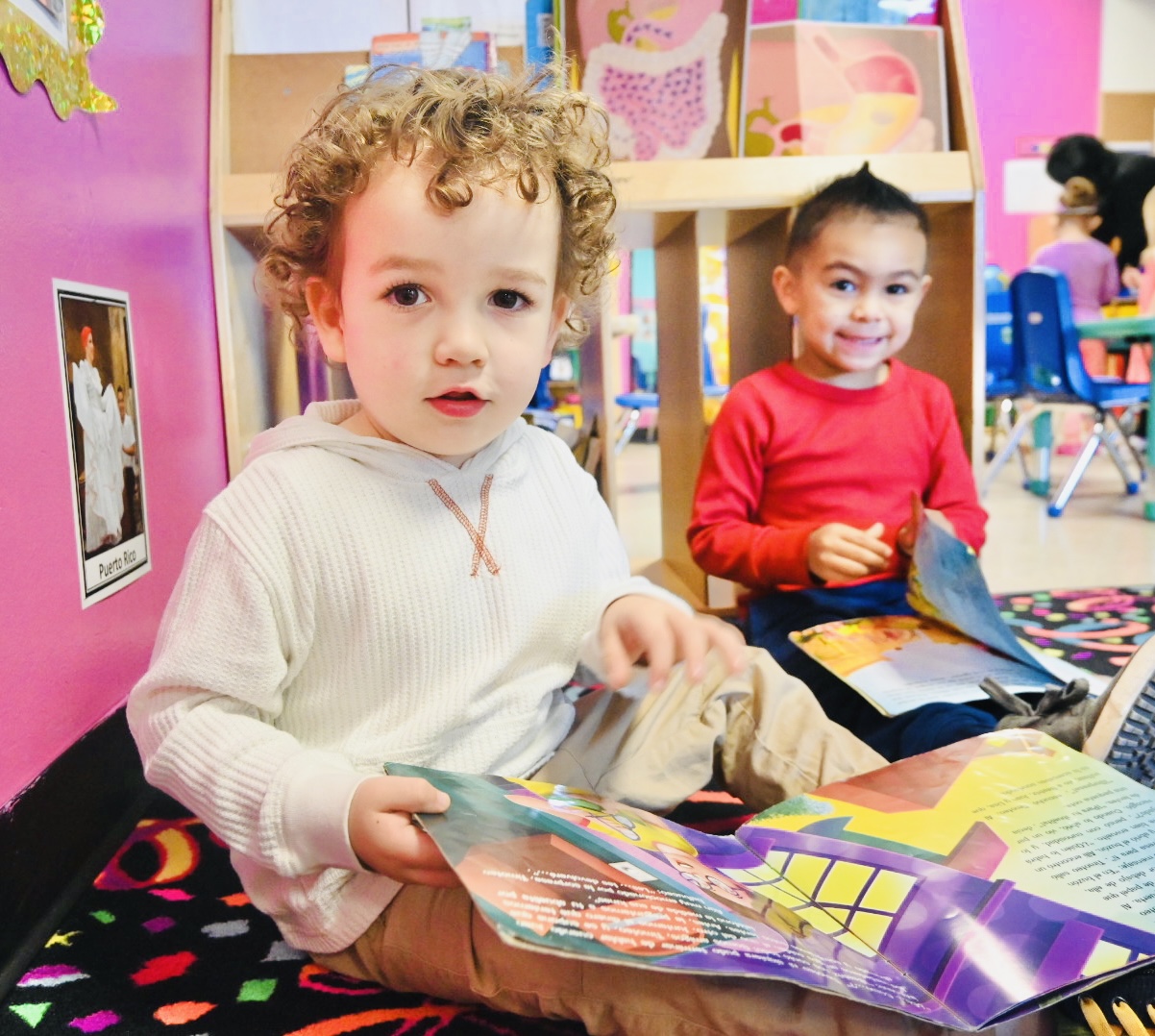 toddlers reading Spanish nursery rhymes